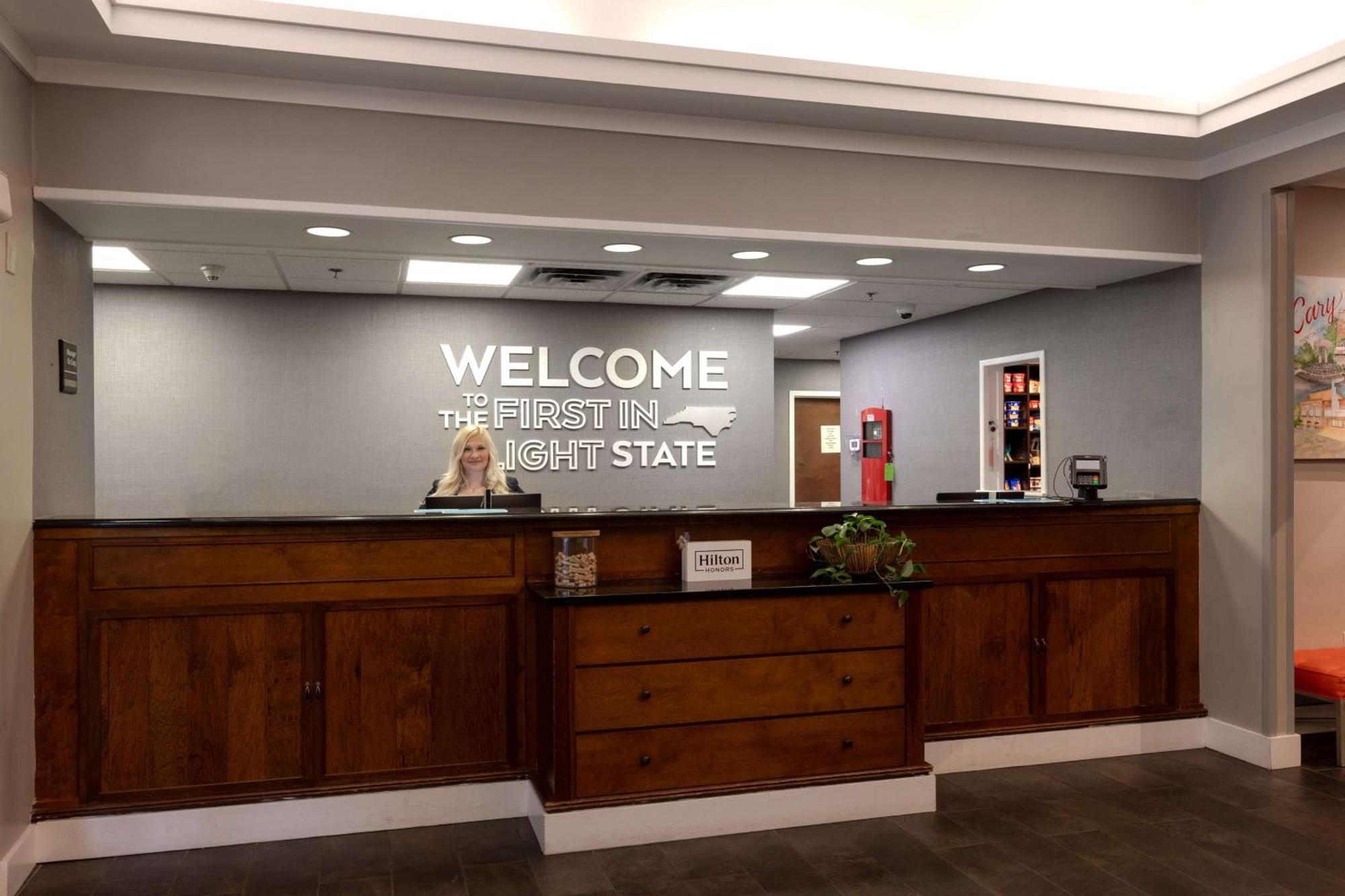 Hampton Inn & Suites Raleigh Cary Lenovo Center Eksteriør bilde
